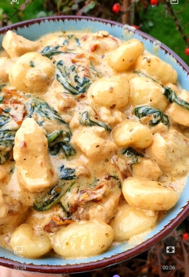 gnocchi z kurczakiem i sosem śmietanowym