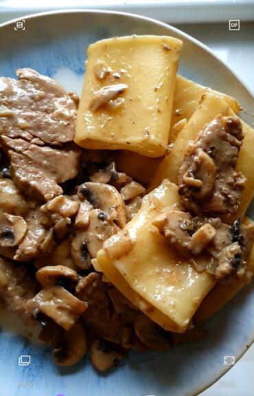polędwiczka wieprzowa z pieczarkami i makaronem