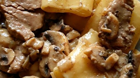polędwiczka wieprzowa z pieczarkami i makaronem