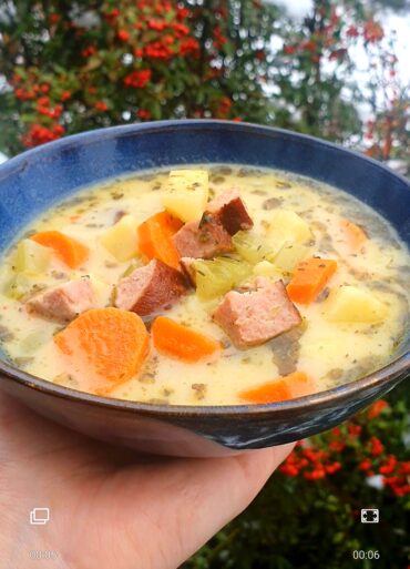zupa z kiełbasą wędzoną i ziemniakami
