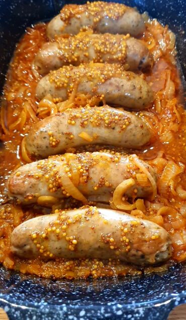 pieczona biała kiełbasa z cebulą
