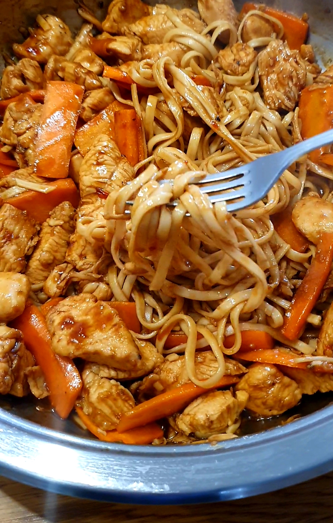 makaron chow mein z kurczakiem