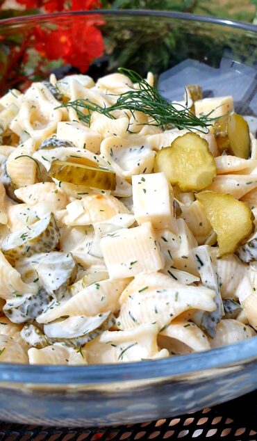 sałatka z ogórków kiszonych i makaronu